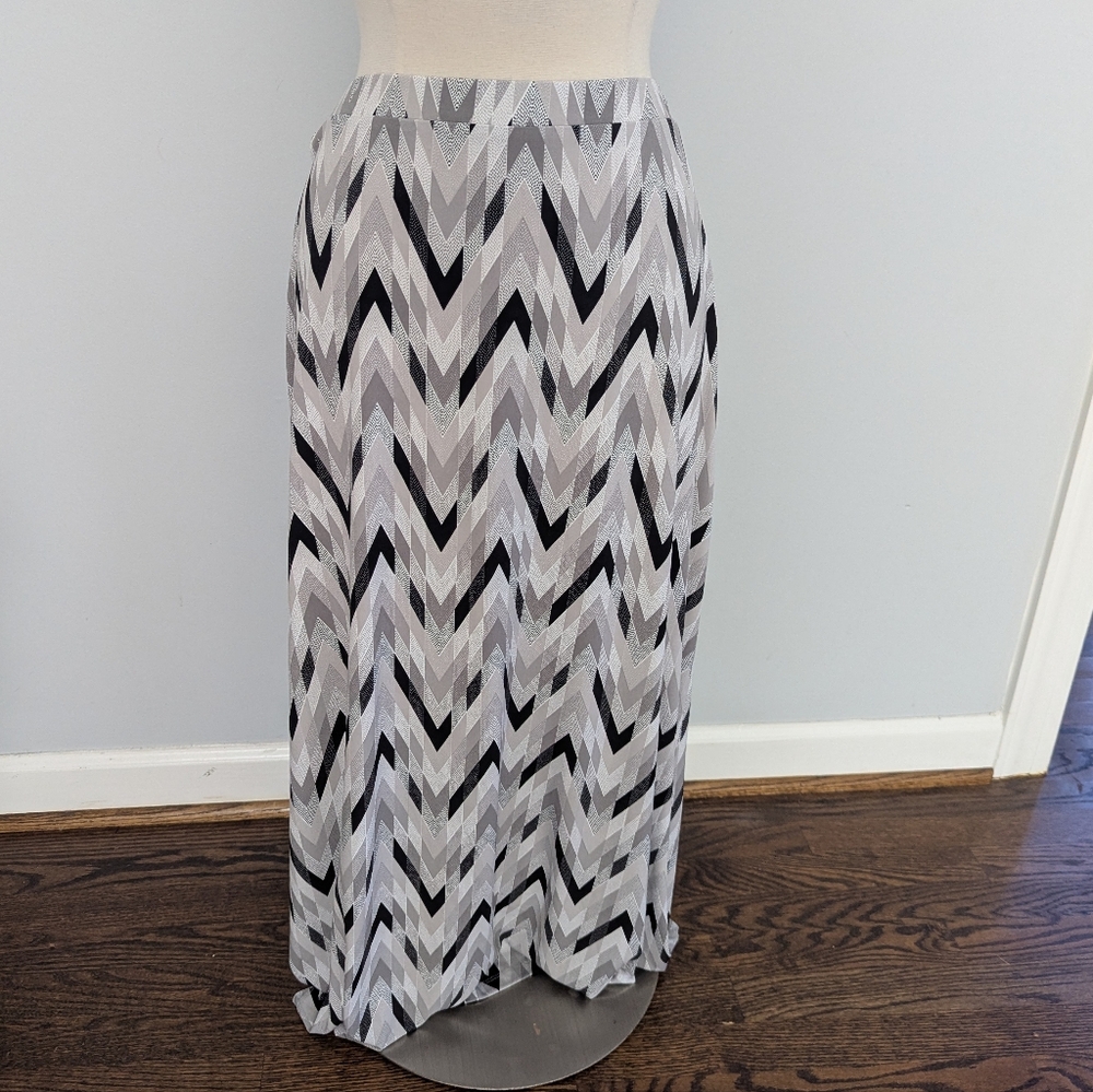 NEW Women's Chico's Grey Size 1 =  8 Medium Maxi Skirt Chevron